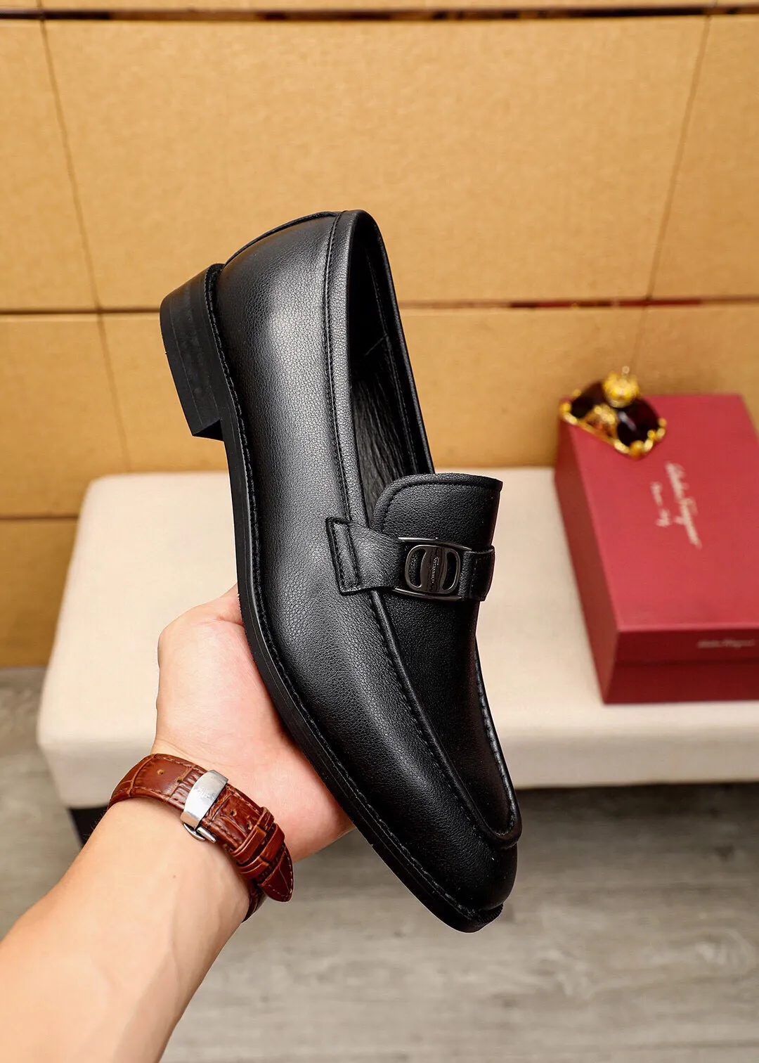 Men's shoes 💰400 💐 Product trademark: Ferragamo "Ferragamo" casual leather shoes Regular size: 39-44 (38.45.46🉑️customized) Product materials: Selected imported calfskin upper + classic hardware buckle, imported pig leather lining. Strong three-dimensional visual effect, non-slip and wear-resistant combination outsole Color: 1⃣️color optional